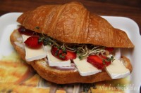 croissant truskawki camembert kielki gorczyca truskawki cebula czerwona kanapka