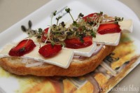 croissant truskawki camembert kielki gorczyca truskawki cebula czerwona kanapka
