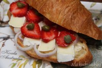 croissant truskawki camembert kielki gorczyca truskawki cebula czerwona kanapka