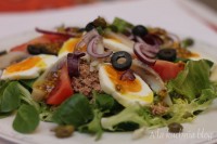 sałatka nicejska tuńczyk śledź jajko cebula czerwona kapary