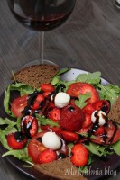 sałatka rukola pomidor mozzarella truskawki balsamico sos balsamiczny