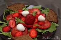 sałatka rukola pomidor mozzarella truskawki balsamico sos balsamiczny