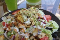 sałatka letnia pieczone ziemniaki kiełki pierś kurczak mix sałat jogurt