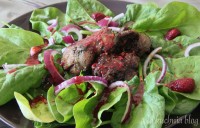 szpinak wątróbka sos malinowy maliny cebula francuska musztarda