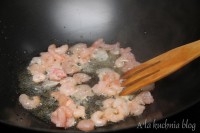 krewetki makaron azjatyckie danie sojowy sezamowy