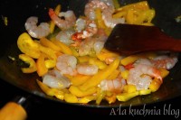 krewetki makaron mleczko kokos estragon chilli curry azjatyckie danie