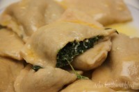 ravioli ze szpinakiem feta smakowita pajda smalczyk roślinny zioła ogrodowe