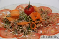 sałatka łosoś kiełki pomidor lucerna rzodkiewka marchew carpaccio